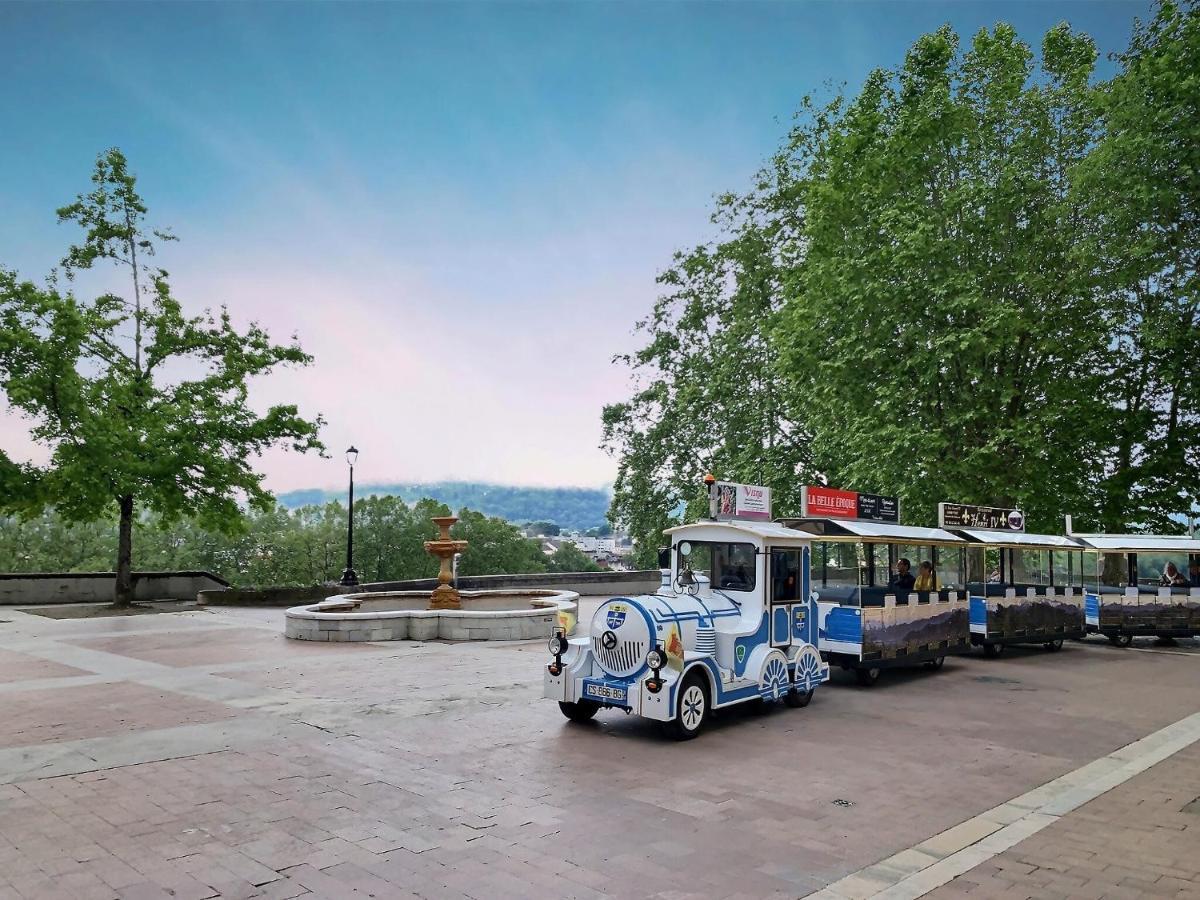 Quartier Historique Et Populaire Du Chateau De 포 외부 사진